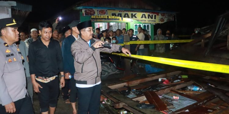 Tinjau Lokasi Kebakaran di Teluk Nilau, Bupati Anwar Sadat Instruksikan Penanganan Maksimal