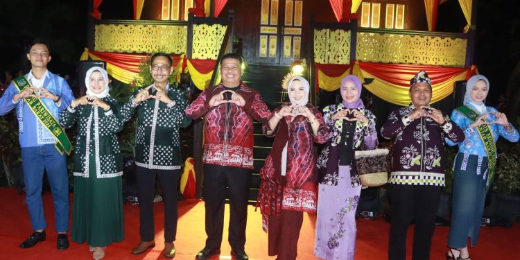 Wabup Katamso Tampil di Catwalk, Dukung Industri Kreatif Jambi