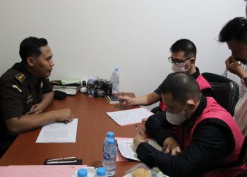 Tim Penyidik Kejagung Serahkan 11 Tersangka dan Barang Bukti Perkara Korupsi Penyimpangan Ekspor CPO