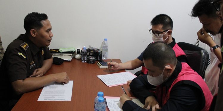 Tim Penyidik Kejagung Serahkan 11 Tersangka dan Barang Bukti Perkara Korupsi Penyimpangan Ekspor CPO