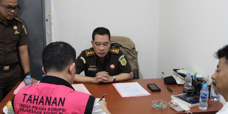 Tim Penyidik Kejagung Serahkan Tersangka dan Barang Bukti Kasus Korupsi Pertambangan Nikel Sultra