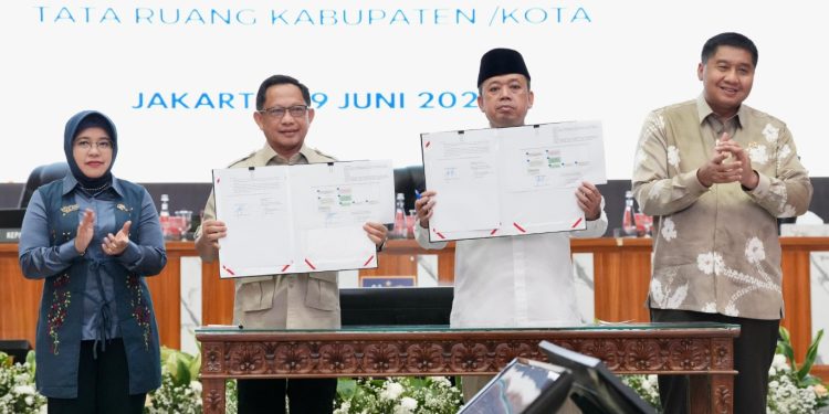 Mendagri dan Menteri ATR/BPN Tandatangani Surat Edaran Bersama Tentang LP2B untuk Jadi Pedoman Pemda