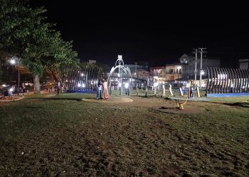 Lampu Hias dan Jam di Taman Kota Bangko Kabupaten Merangin sudah Hidup, Anak-Anak Asik Bermain