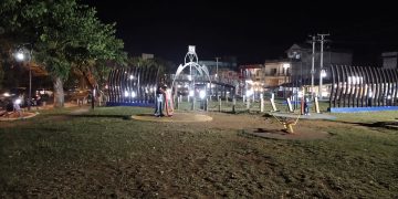 Lampu Hias dan Jam di Taman Kota Bangko Kabupaten Merangin sudah Hidup, Anak-Anak Asik Bermain