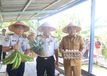 Bedah Rumah dan Panen Raya di Bram Itam, Bupati Dorong Kolaborasi Atasi Kemiskinan