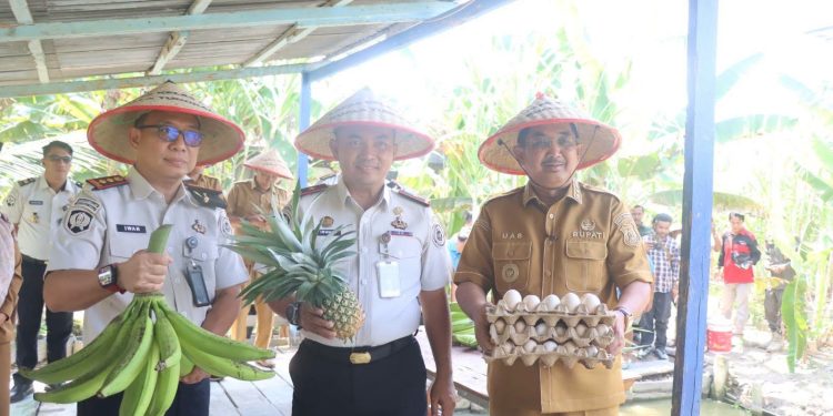Bedah Rumah dan Panen Raya di Bram Itam, Bupati Dorong Kolaborasi Atasi Kemiskinan