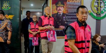 Kejaksaan Agung Serahkan 6 Tersangka dan Barang Bukti ke Penuntut Umum Perkara Korupsi PETRAL, PES dan ISC 