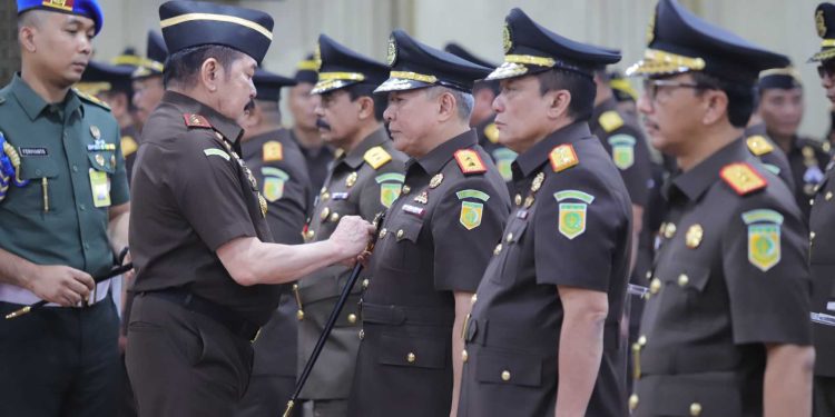 Lantik Kepala Kejati dan Pejabat Eselon II, Jaksa Agung Tekanan Pemerataan Penanganan Korupsi Agar Tidak Terpusat di Kejaksaan Agung