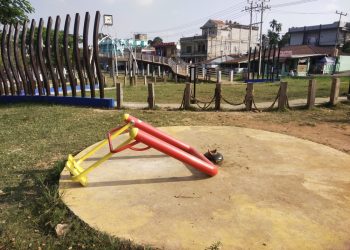 Sarana Bermain Anak di Taman Kota Bangko Kabupaten Merangin Patah Tidak Bisa digunakan 