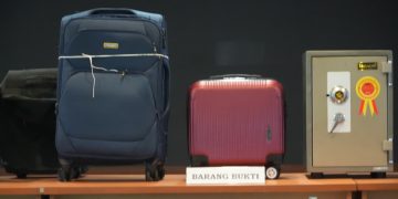Tim Penyidik Serahkan Tersangka FA dan Barang Bukti ke Penuntut Umum Kejari Jakarta Selatan Kasus TPPU