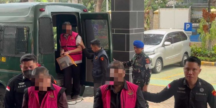 Tim Penyidik Kejagung Serahkan 6 Tersangka ke Penuntut Umum Kejari Jakarta Pusat Perkara Tata Kelola MBG di BGN