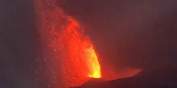 Aktivitas Gunung Anak Krakatau Berlanjut, Empat Bandara Ditutup Sementara Akibat Sebaran Abu Vulkani