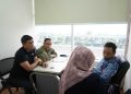 Tim Penyidik Koneksitas Serahkan Tersangka ke Penuntut Umum Perkara Korupsi Pengadaan Motor Listrik di BGN
