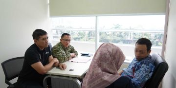 Tim Penyidik Koneksitas Serahkan Tersangka ke Penuntut Umum Perkara Korupsi Pengadaan Motor Listrik di BGN