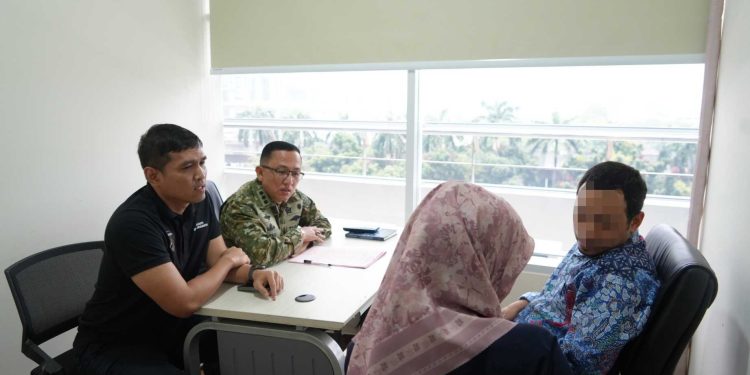 Tim Penyidik Koneksitas Serahkan Tersangka ke Penuntut Umum Perkara Korupsi Pengadaan Motor Listrik di BGN