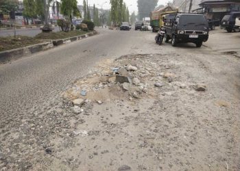 Jalan Tiga Jalur yang Rusak di Kota Bangko Merangin Belum ada Perbaikan, Dikeluhkan Pengendara