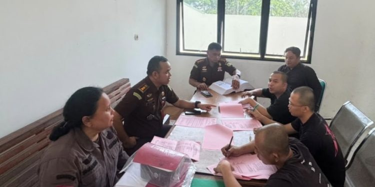 Penyidik Polda Jambi serahkan 3 Tersangka ke Jaksa Penuntut Umum Kasus ITE dan Pelindungan Data Pribadi Bank 9 Jambi
